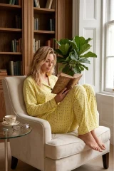 Kadın Puantiyeli Uzun Kollu Düğmeli Sarı Pijama Takımı
